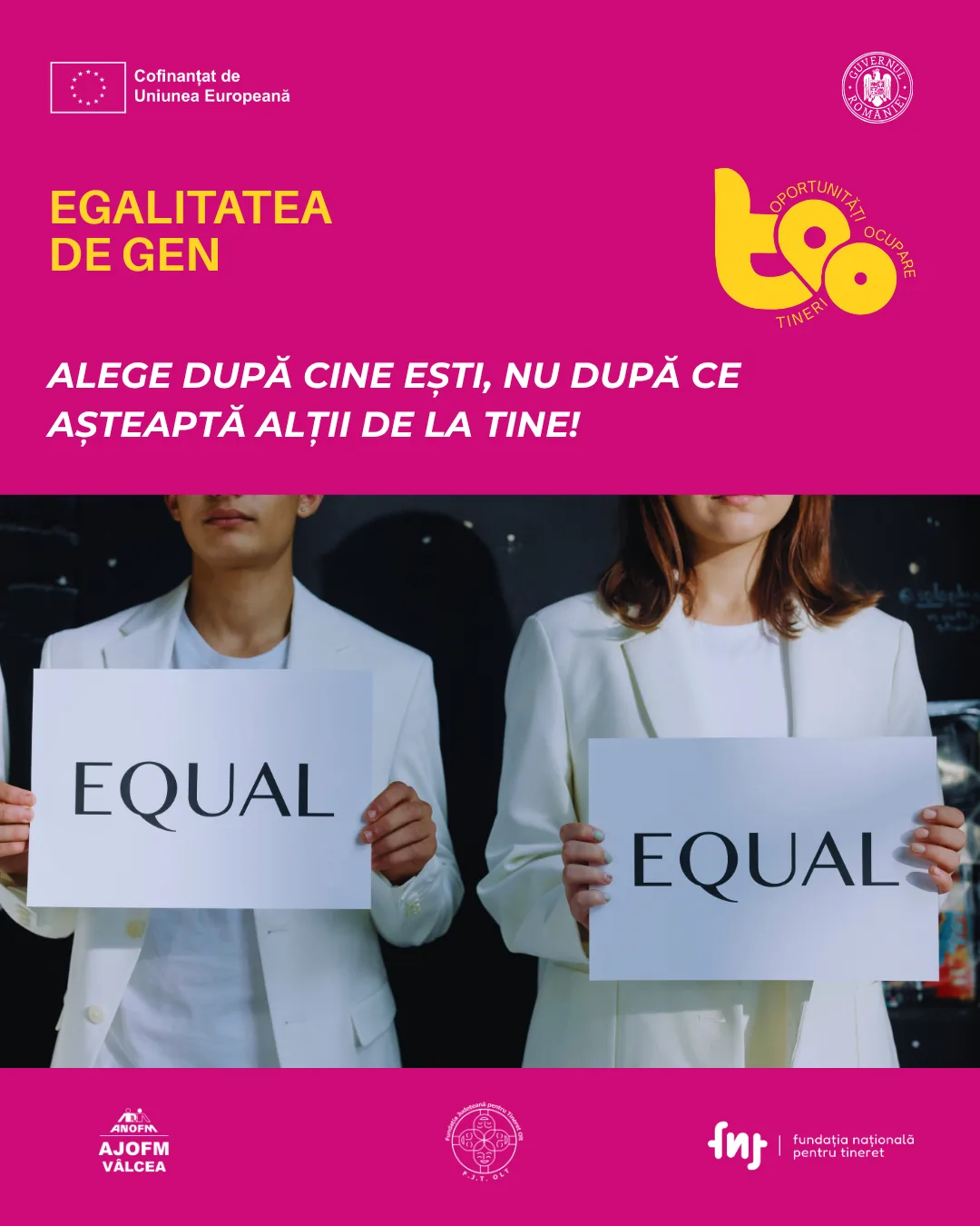 Doi tineri țin foi cu mesajul EQUAL, simbol al egalității de gen. Alege după cine ești, nu după ce așteaptă alții de la tine.
